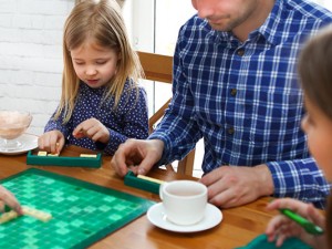 Kelime Oyunları ile Aile Zamanı: Eğlenceli ve Öğretici Etkinlikler Kelime Oyunları ile Aile Zamanı: Eğlenceli ve Öğretici Etkinlikler