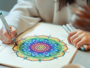 Mandala Boyamanın Çocuklar ve Yetişkinler Üzerindeki Etkileri Mandala Boyamanın Çocuklar ve Yetişkinler Üzerindeki Etkileri