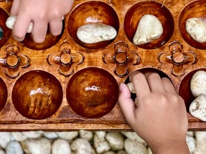 Modern Çağda Unutulmayan Bir Gelenek: Mancala’nın Hikayesi Modern Çağda Unutulmayan Bir Gelenek: Mancala’nın Hikayesi