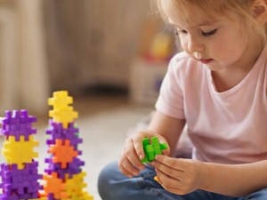 Çocuğum Bir Oyuncakla Uzun Süre Oynamıyor, Bu Bir Sorun mu?
