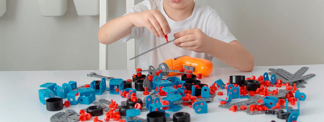 Çocuğum Sürekli Bir Şeyler Sökmek ve Kurmak İstiyor, Bu Normal mi?