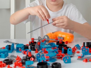 Çocuğum Sürekli Bir Şeyler Sökmek ve Kurmak İstiyor, Bu Normal mi?