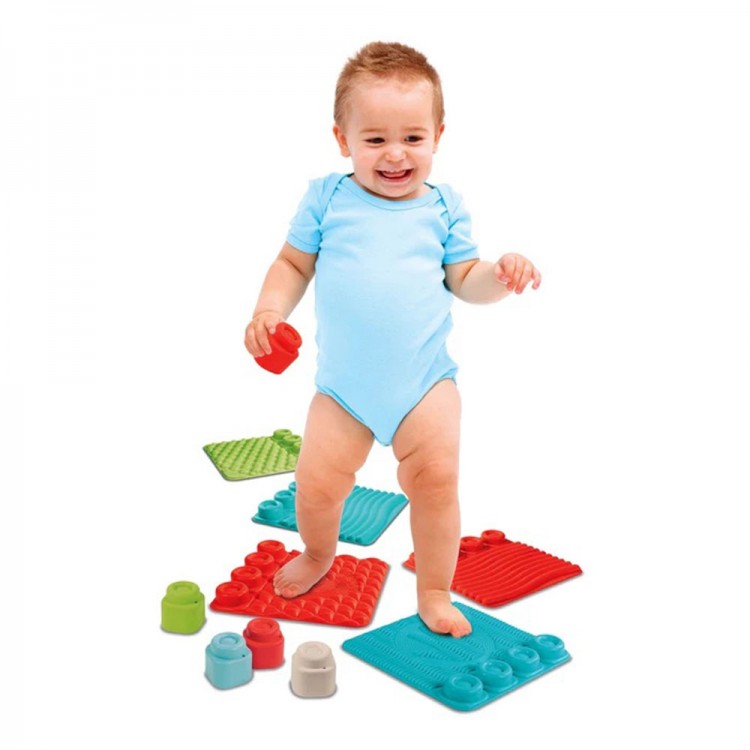 Soft Clemmy Duyusal Halı – Yumuşak Bloklu Eğitici Oyun Seti Clementoni Soft Clemmy Yumuşak Blok Duyusal Halı, bebekler için eğitici ve güvenli oyun seti